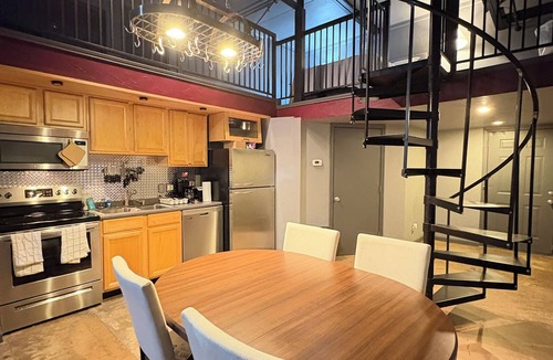 Deep Ellum Condo | Cozy modern 1-bedroom loft in down town Dallas deep ellum