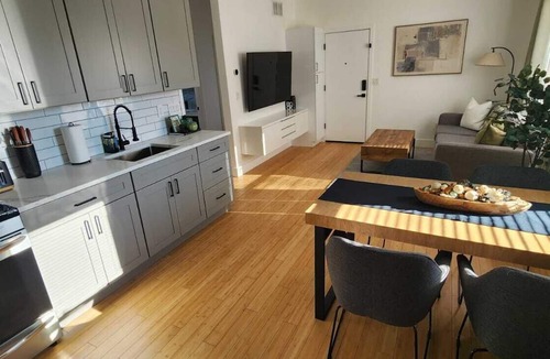 Linden Apartment | Cozy & Modern 2 Bedroom Stay Great for Commuters