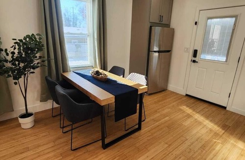 Linden Apartment | Cozy & Modern 2 Bedroom Stay Great for Commuters