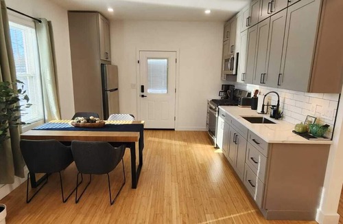 Linden Apartment | Cozy & Modern 2 Bedroom Stay Great for Commuters