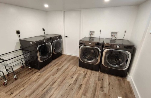 Linden Apartment | Cozy & Modern 2 Bedroom Stay Great for Commuters