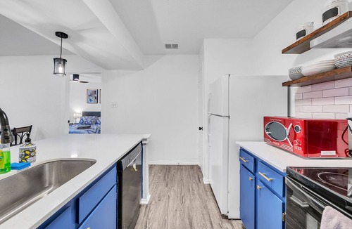 East Riverside - Oltorf Condo | Cozy Modern 2BR Retreat ATX Downtown, Mins away to Prime Locations Airport
