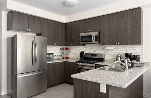 Alcona House | Cozy Modern 2BR Smart Townhome—Minutes from Diners, Shops & Innisfil Beach Park!