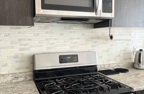 Alcona House | Cozy Modern 2BR Smart Townhome—Minutes from Diners, Shops & Innisfil Beach Park!