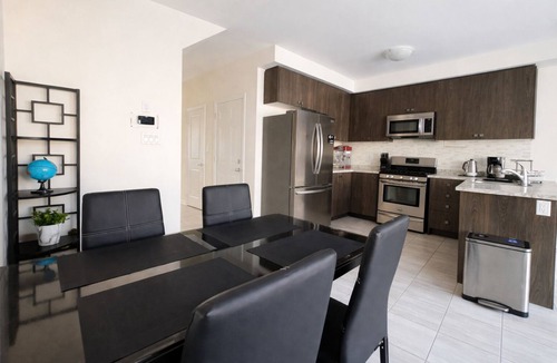 Alcona House | Cozy Modern 2BR Smart Townhome—Minutes from Diners, Shops & Innisfil Beach Park!