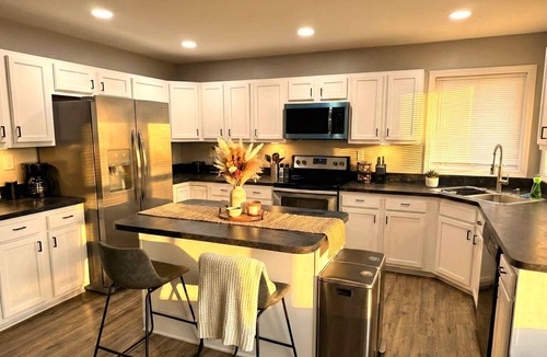 New Castle House | Cozy Modern 3 Bed Villa with parking