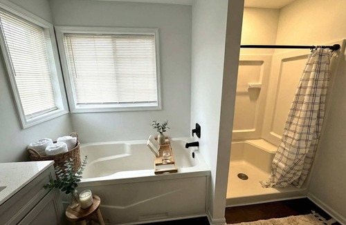 New Castle House | Cozy Modern 3 Bed Villa with parking