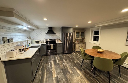 South Peabody Apartment | Cozy&Modern apt in South Peabody