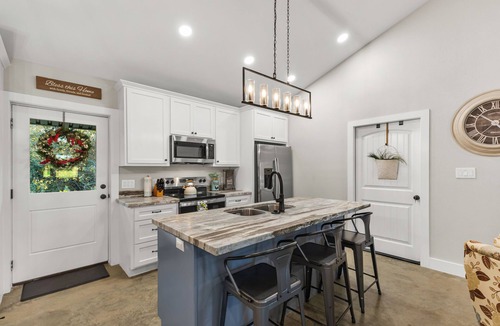 Franklin House | Cozy Modern Barndominum near Franklin Ranch Sports Park