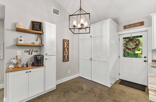 Franklin House | Cozy Modern Barndominum near Franklin Ranch Sports Park
