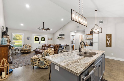 Franklin House | Cozy Modern Barndominum near Franklin Ranch Sports Park