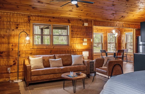 Townsend Cabin | Cozy Modern Cabin in it's own Cove of Boulders