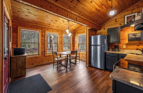 Townsend Cabin | Cozy Modern Cabin in it's own Cove of Boulders