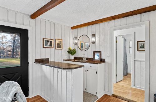 Uncertain House | Cozy Modern Cabin Kayaks & Dock Access