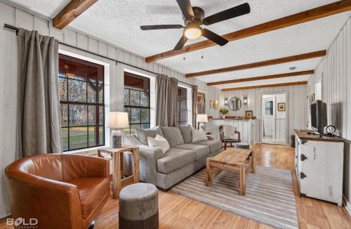 Uncertain House | Cozy Modern Cabin Kayaks & Dock Access