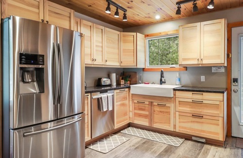 Ramara Cabin | Cozy modern Cottage on the Talbot River in beautiful park like setting