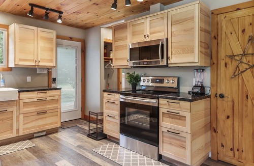 Ramara Cabin | Cozy modern Cottage on the Talbot River in beautiful park like setting