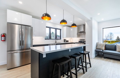 Lafontaine House | Cozy Modern Cottage - Walking distance to 5 beach access points