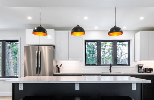 Lafontaine House | Cozy Modern Cottage - Walking distance to 5 beach access points