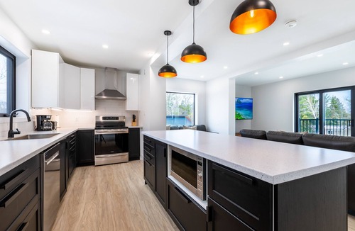 Lafontaine House | Cozy Modern Cottage - Walking distance to 5 beach access points
