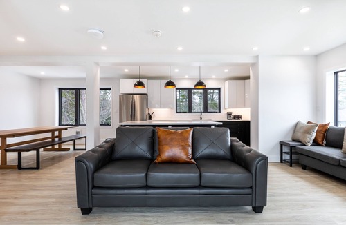 Lafontaine House | Cozy Modern Cottage - Walking distance to 5 beach access points