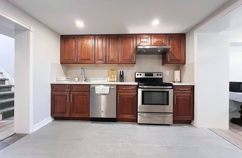 Clanton Park House | Cozy & Modern Ensuite Basement Rooms - Steps to Subway & Downsview Rogers Stadium