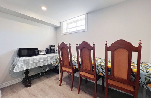 Clanton Park House | Cozy & Modern Ensuite Basement Rooms - Steps to Subway & Downsview Rogers Stadium