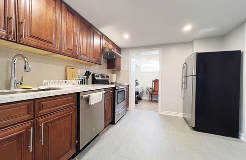 Clanton Park House | Cozy & Modern Ensuite Basement Rooms - Steps to Subway & Downsview Rogers Stadium