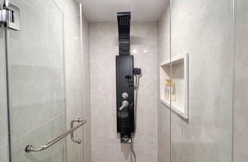 Clanton Park House | Cozy & Modern Ensuite Basement Rooms - Steps to Subway & Downsview Rogers Stadium