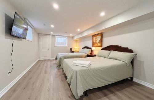 Clanton Park House | Cozy & Modern Ensuite Basement Rooms - Steps to Subway & Downsview Rogers Stadium