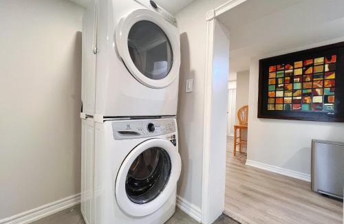 Clanton Park House | Cozy & Modern Ensuite Basement Rooms - Steps to Subway & Downsview Rogers Stadium