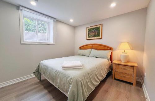 Clanton Park House | Cozy & Modern Ensuite Basement Rooms - Steps to Subway & Downsview Rogers Stadium
