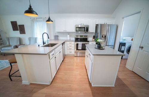 Waxahachie House | Cozy Modern Farmhouse with Pool & Hot Tub, 4BDs in Waxahachie