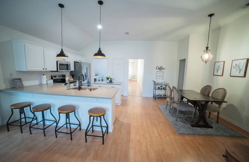Waxahachie House | Cozy Modern Farmhouse with Pool & Hot Tub, 4BDs in Waxahachie