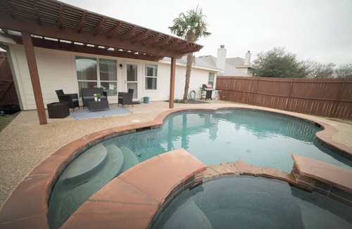Waxahachie House | Cozy Modern Farmhouse with Pool & Hot Tub, 4BDs in Waxahachie