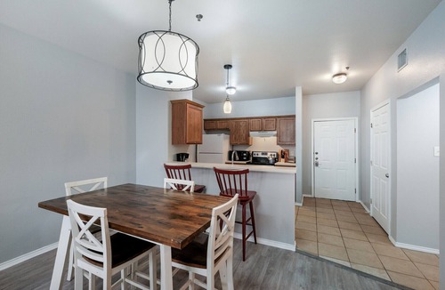 Dreamhill Estates Apartment | Cozy & Modern | Fast WiFi | 4-min to Medical Center | 2BR & 2BA