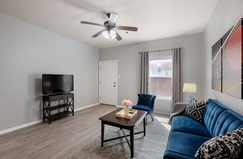 Dreamhill Estates Apartment | Cozy & Modern | Fast WiFi | 4-min to Medical Center | 2BR & 2BA