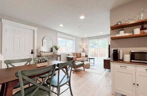 Haller Lake House | Cozy & Modern Hideaway in Seattle/Shoreline