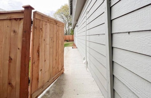 Haller Lake House | Cozy & Modern Hideaway in Seattle/Shoreline