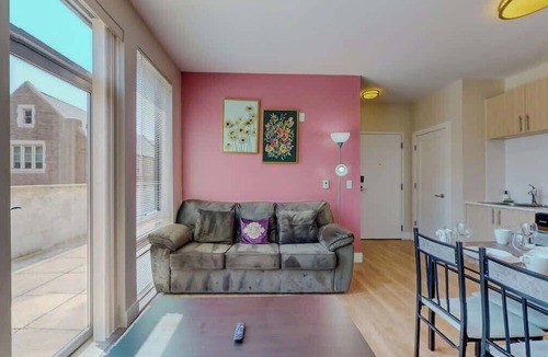 Downtown Apartment | Cozy Modern Home Free Parking