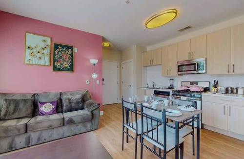 Downtown Apartment | Cozy Modern Home Free Parking