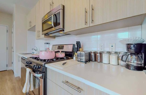 Downtown Apartment | Cozy Modern Home Free Parking