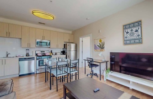 Downtown Apartment | Cozy Modern Home Free Parking