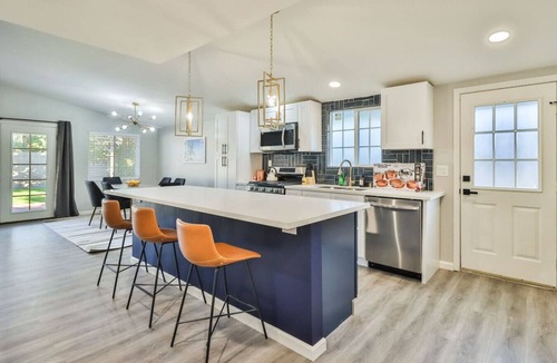 Winnetka House | Cozy Modern Home Near LA Rams Woodland Hills