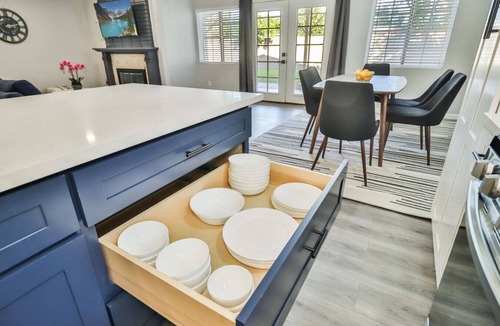 Winnetka House | Cozy Modern Home Near LA Rams Woodland Hills