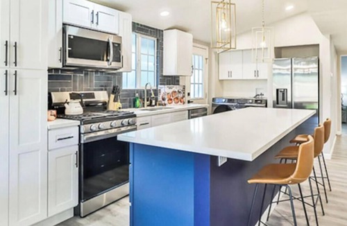 Winnetka House | Cozy Modern Home Near LA Rams Woodland Hills