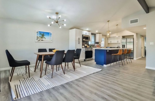 Winnetka House | Cozy Modern Home Near LA Rams Woodland Hills