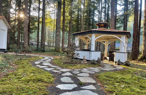 Peaceful Valley House | Cozy modern home near Mt. Baker