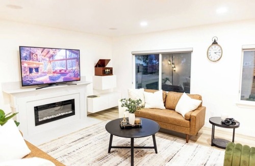 Auburn House | Cozy Modern Home. Stylish, Bright, and Inviting