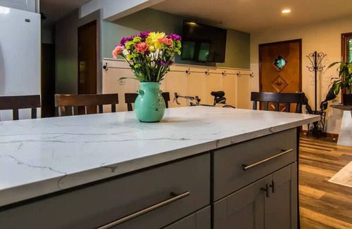 Benton Harbor House | Cozy Modern Home Near Lake Michigan
